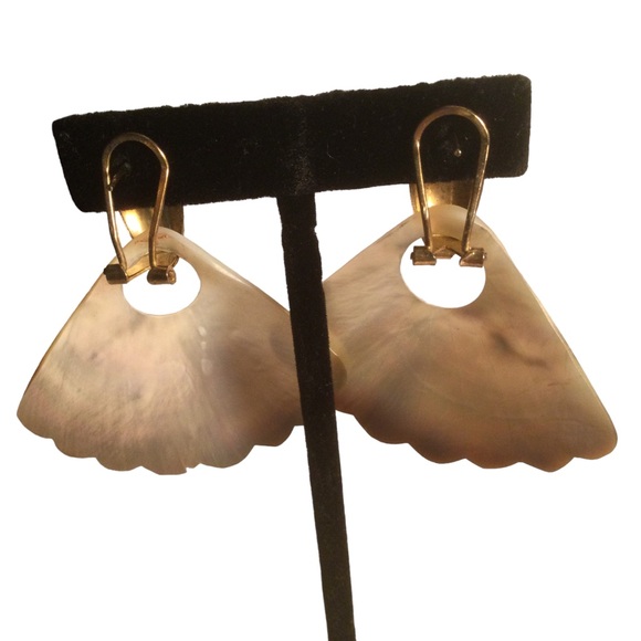 VTG Mother of Pearl Fan Shaped Door Knocker Pierced Earrings - Picture 6 of 8